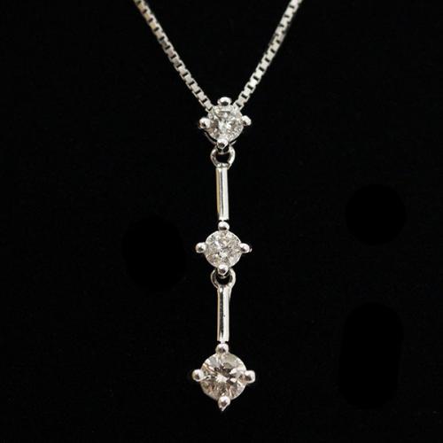 スリーストーン　ダイヤモンド0.3ct　K18WG　ネックレス